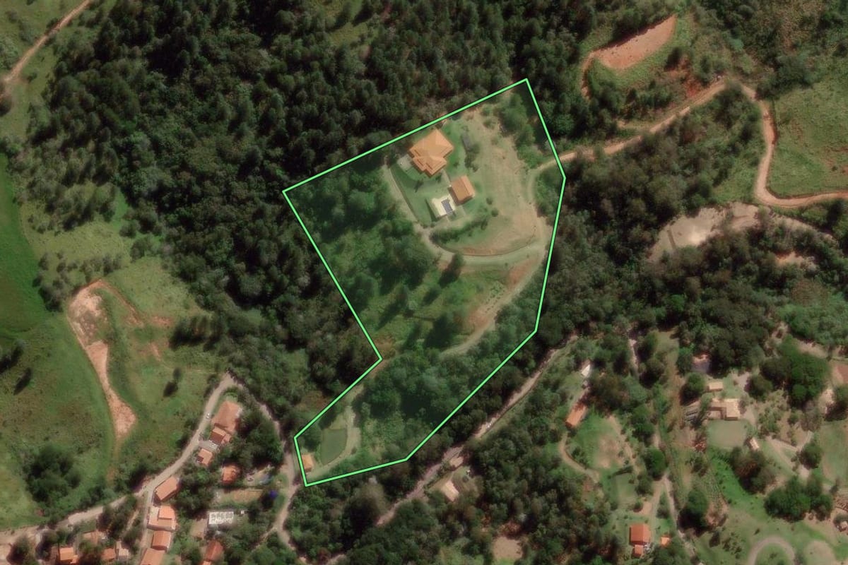 Imagem de satélite do imóvel rural em Campinas (SP), com o contorno declarado no CAR desenhado por cima.