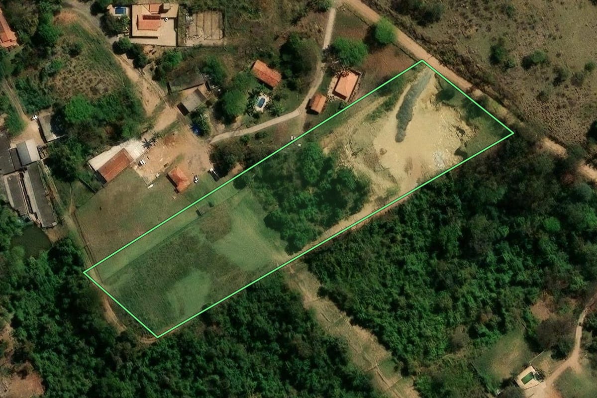 Imagem de satélite do imóvel rural em Campinas (SP), com o contorno declarado no CAR desenhado por cima.