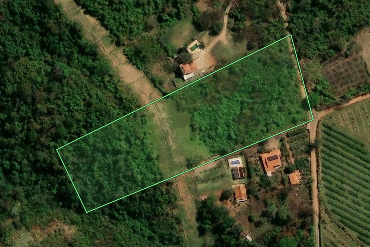 Imagem de satélite do imóvel rural em Campinas (SP), com o contorno declarado no CAR desenhado por cima.