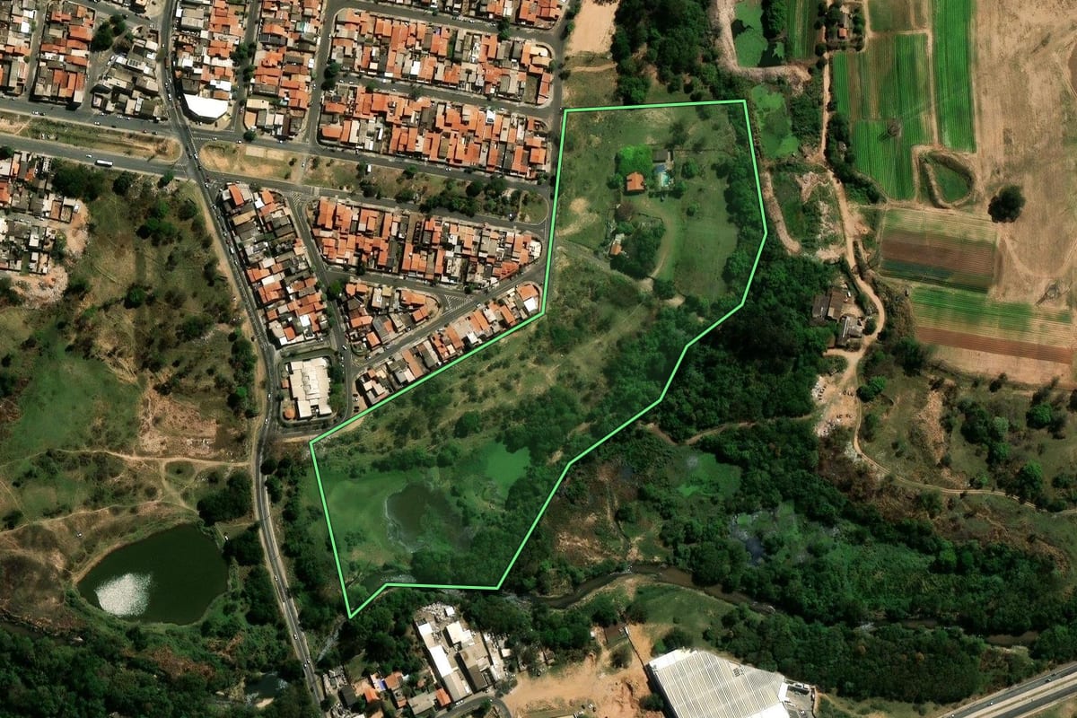 Imagem de satélite do imóvel rural em Campinas (SP), com o contorno declarado no CAR desenhado por cima.