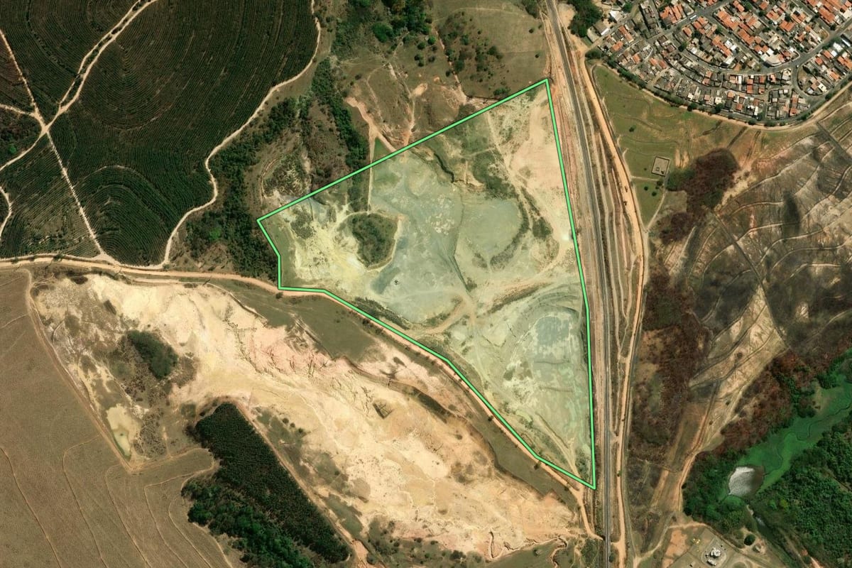 Imagem de satélite do imóvel rural em Campinas (SP), com o contorno declarado no CAR desenhado por cima.