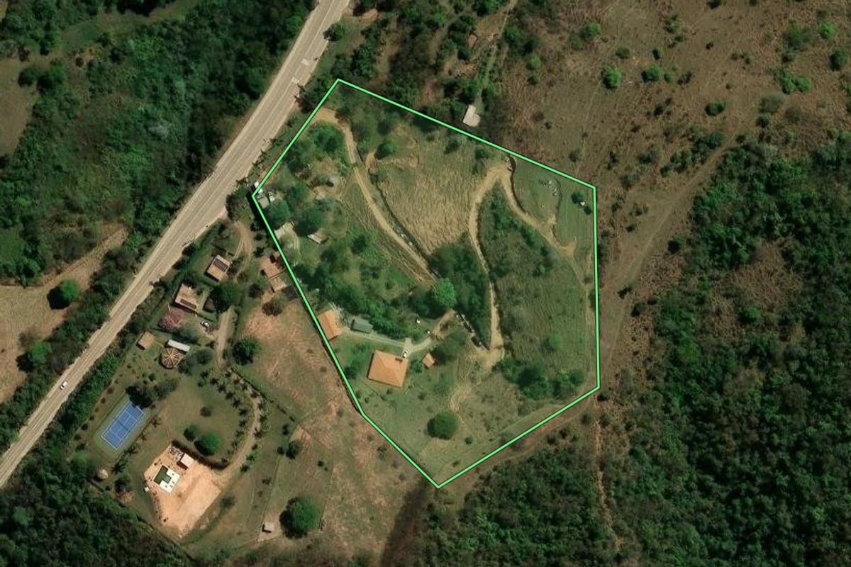 Imagem de satélite do imóvel rural em Campinas (SP), com o contorno declarado no CAR desenhado por cima.