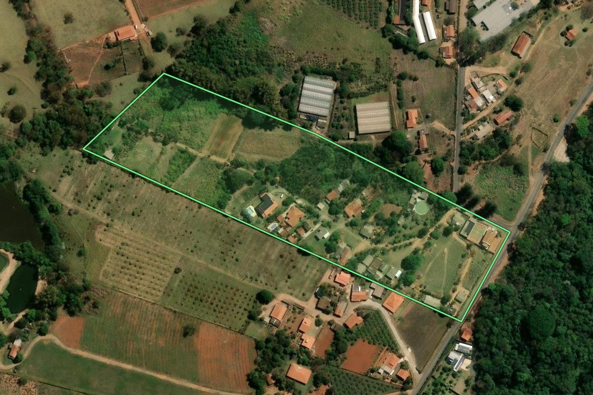 Imagem de satélite do imóvel rural em Campinas (SP), com o contorno declarado no CAR desenhado por cima.
