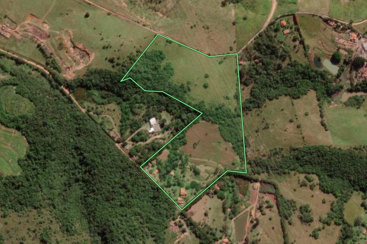 Imagem de satélite do imóvel rural em Campinas (SP), com o contorno declarado no CAR desenhado por cima.