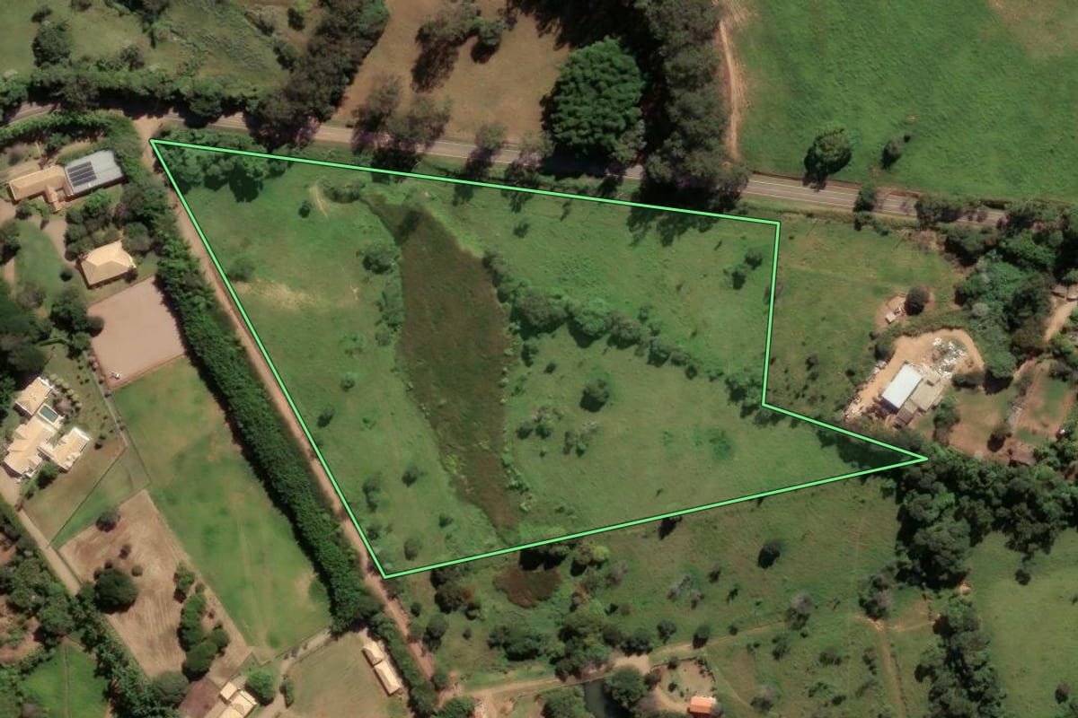 Imagem de satélite do imóvel rural em Campinas (SP), com o contorno declarado no CAR desenhado por cima.