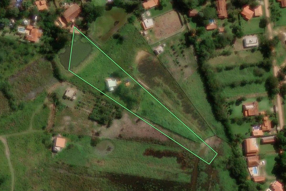 Imagem de satélite do imóvel rural em Campinas (SP), com o contorno declarado no CAR desenhado por cima.