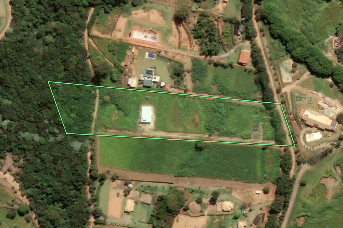 Imagem de satélite do imóvel rural em Campinas (SP), com o contorno declarado no CAR desenhado por cima.