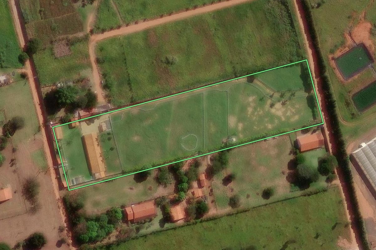 Imagem de satélite do imóvel rural em Campinas (SP), com o contorno declarado no CAR desenhado por cima.