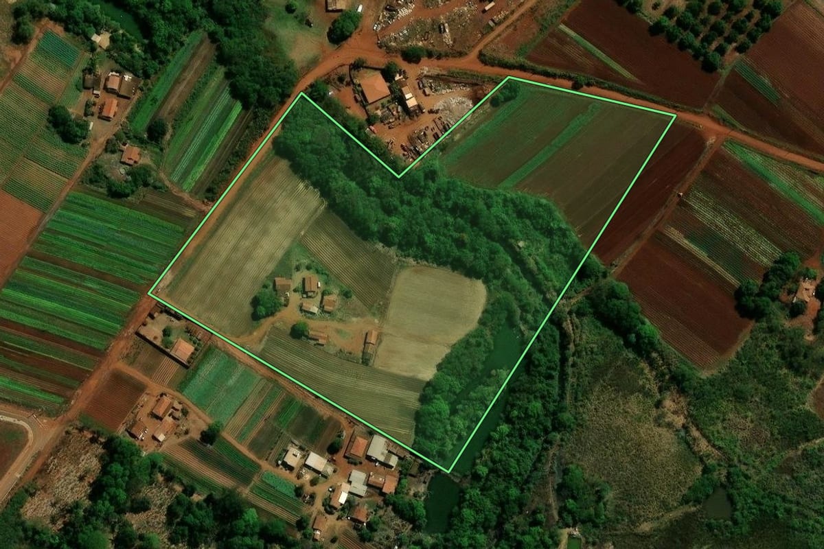 Imagem de satélite do imóvel rural em Campinas (SP), com o contorno declarado no CAR desenhado por cima.