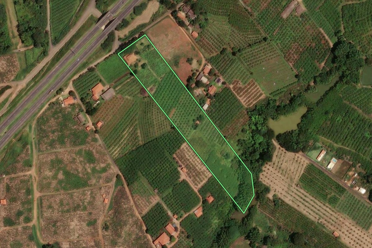 Imagem de satélite do imóvel rural em Campinas (SP), com o contorno declarado no CAR desenhado por cima.