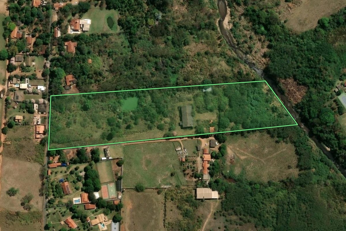 Imagem de satélite do imóvel rural em Campinas (SP), com o contorno declarado no CAR desenhado por cima.