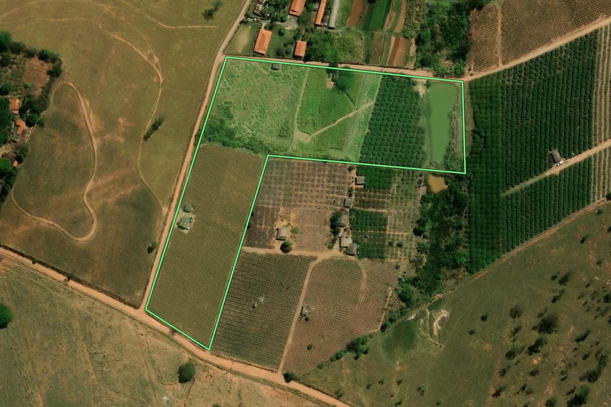 Imagem de satélite do imóvel rural em Campinas (SP), com o contorno declarado no CAR desenhado por cima.