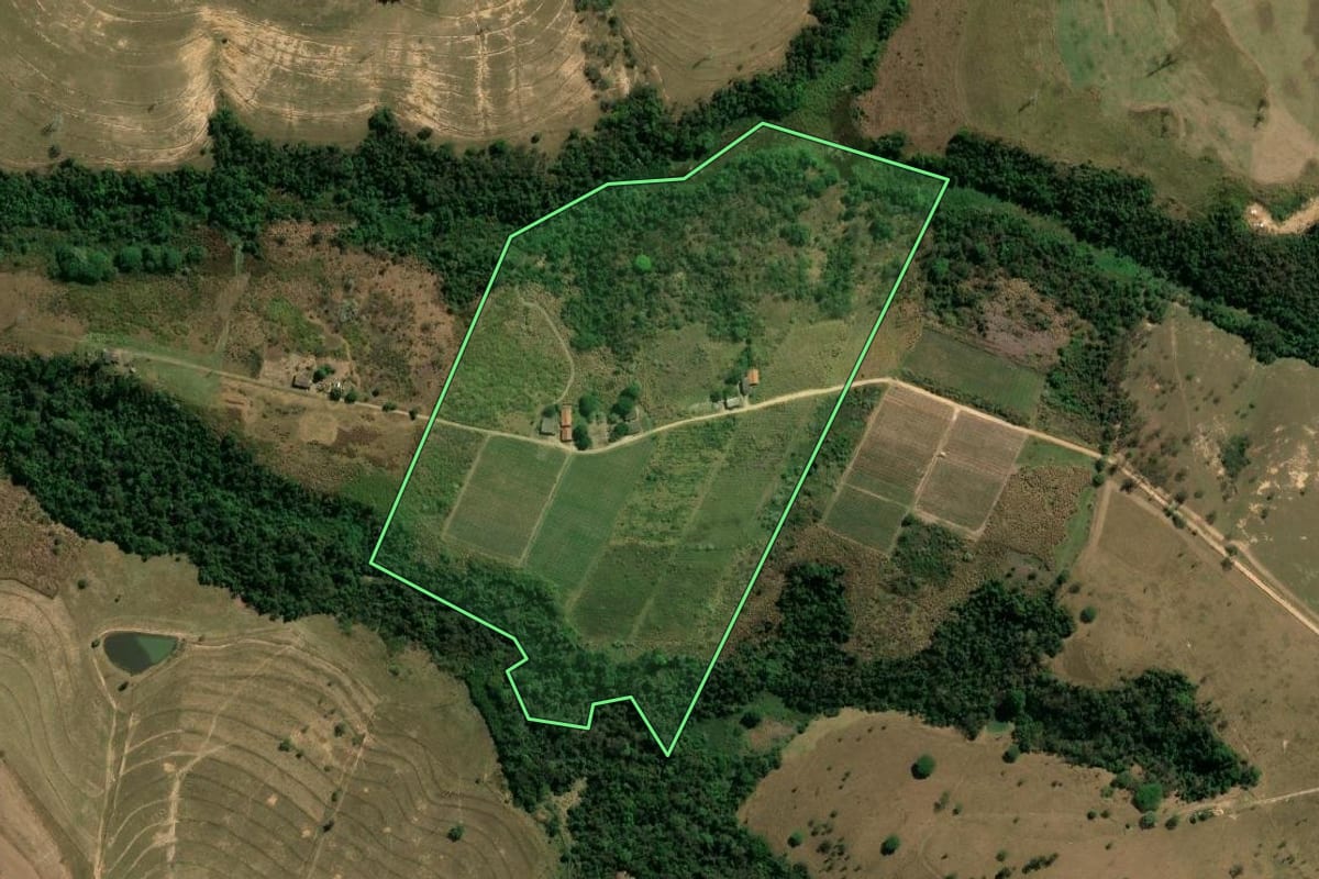 Imagem de satélite do imóvel rural em Campinas (SP), com o contorno declarado no CAR desenhado por cima.