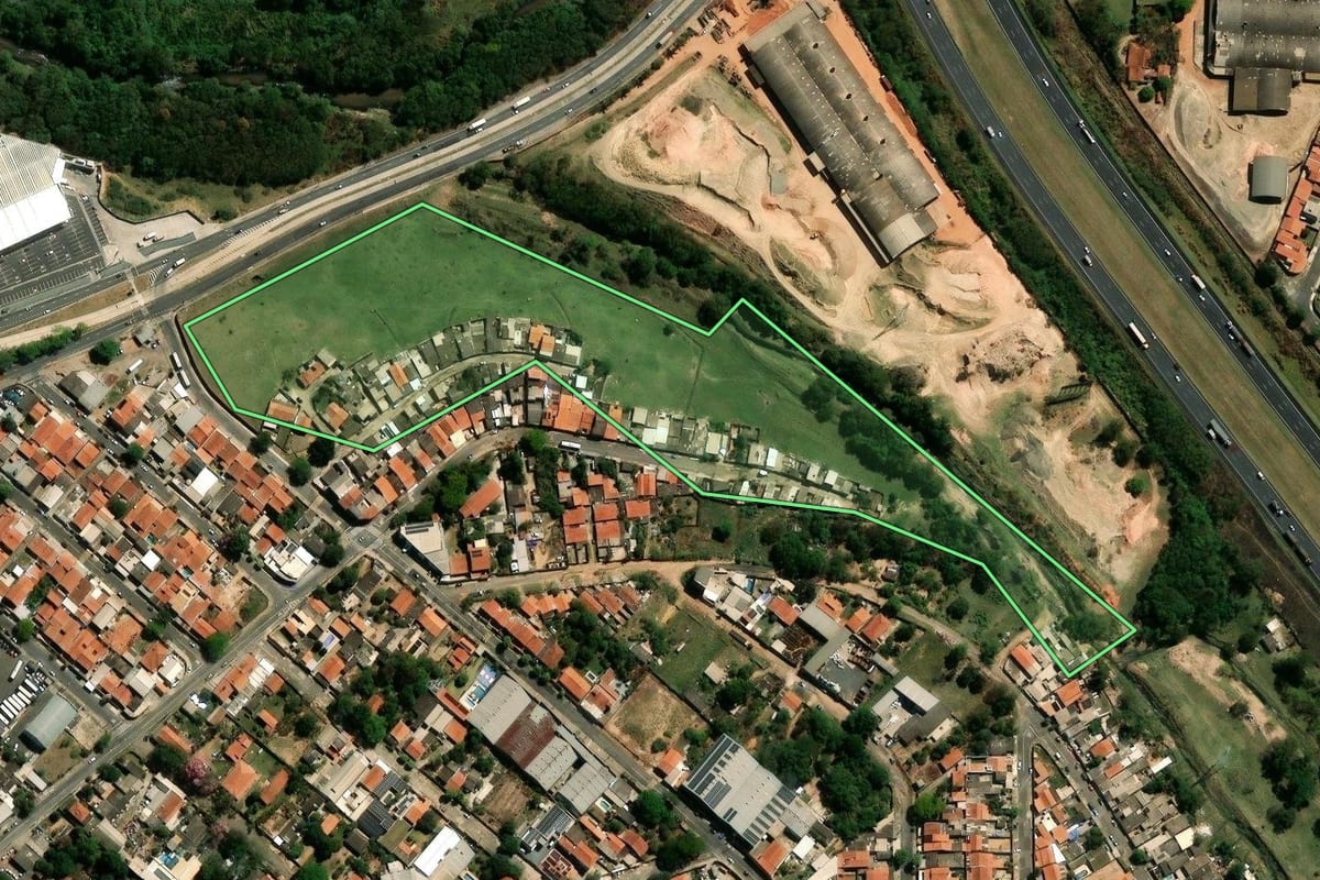 Imagem de satélite do imóvel rural em Campinas (SP), com o contorno declarado no CAR desenhado por cima.