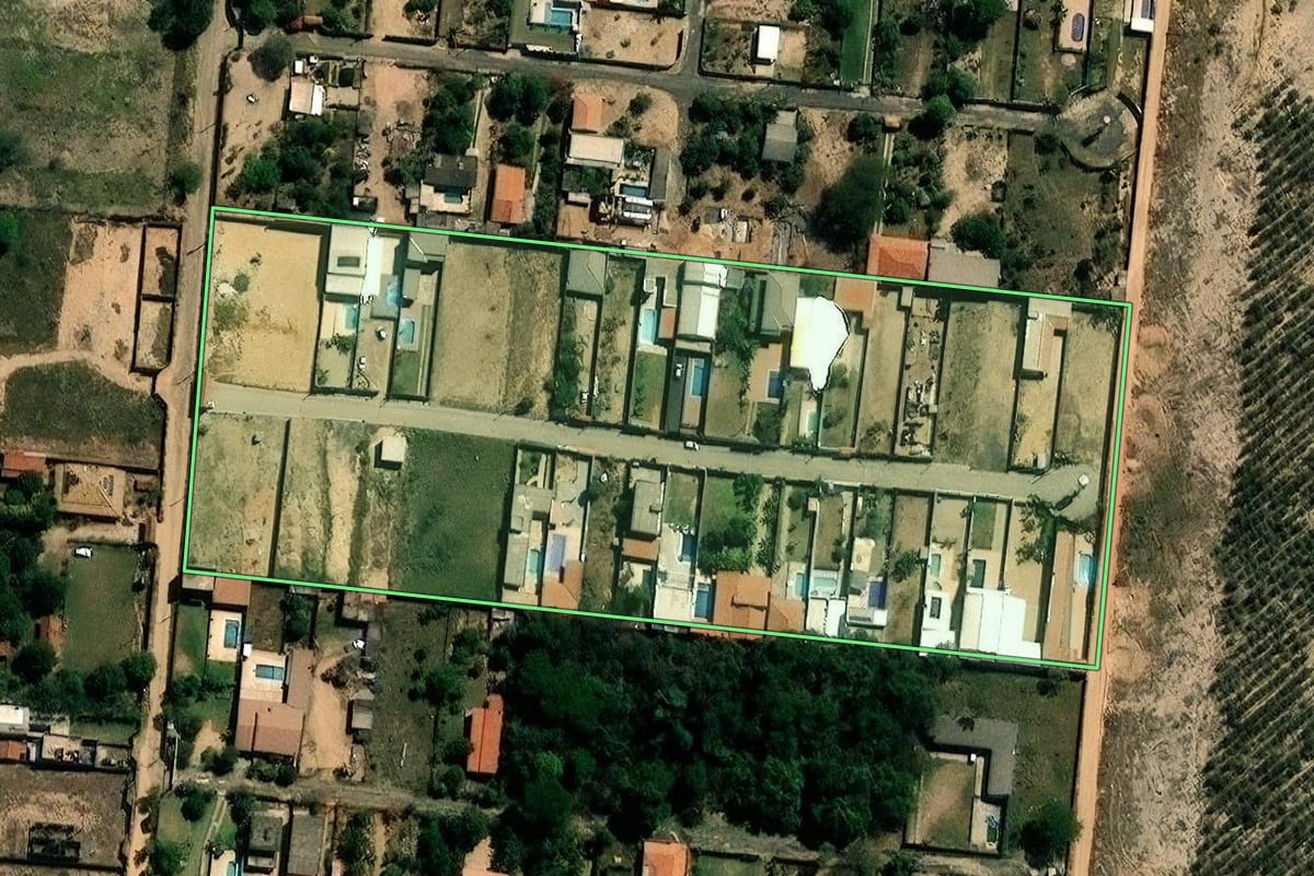 Imagem de satélite do imóvel rural em Campinas (SP), com o contorno declarado no CAR desenhado por cima.