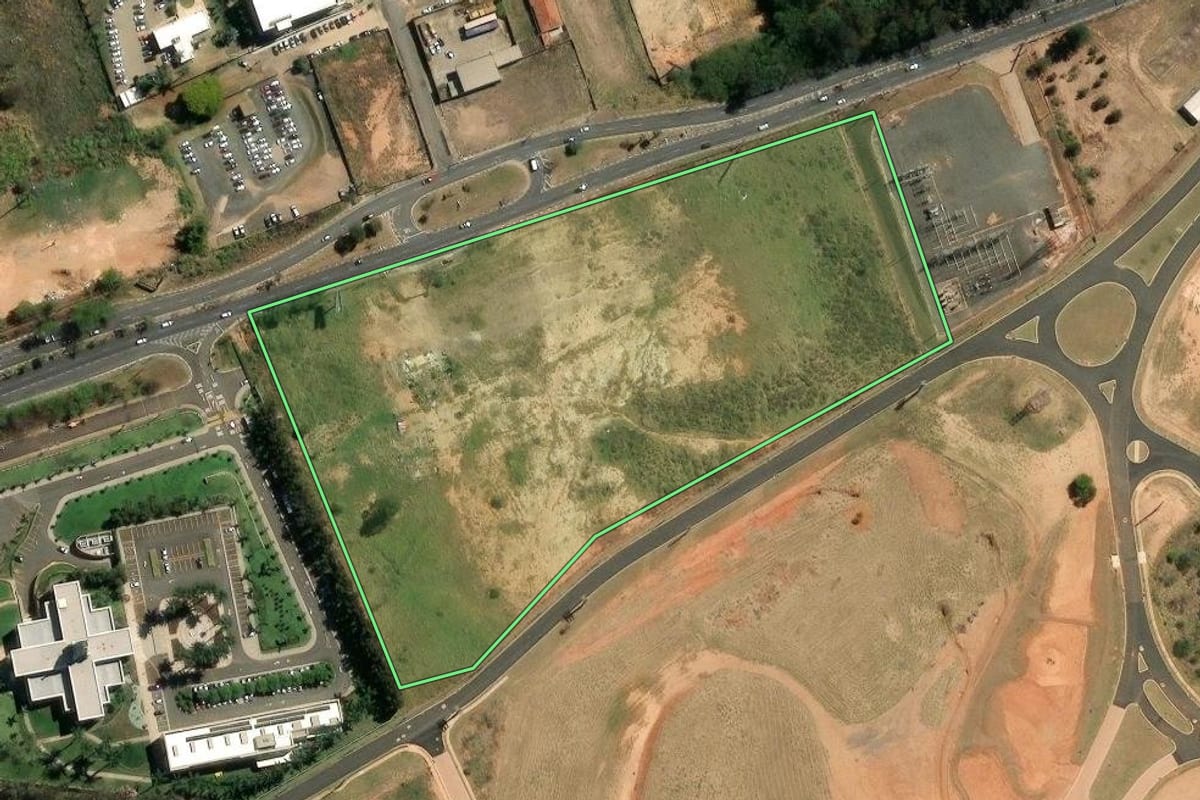 Imagem de satélite do imóvel rural em Campinas (SP), com o contorno declarado no CAR desenhado por cima.