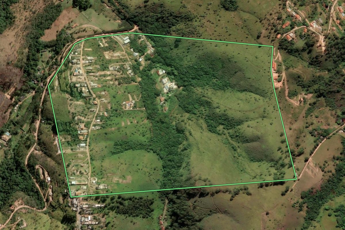 Imagem de satélite do imóvel rural em Campo Limpo Paulista (SP), com o contorno declarado no CAR desenhado por cima.
