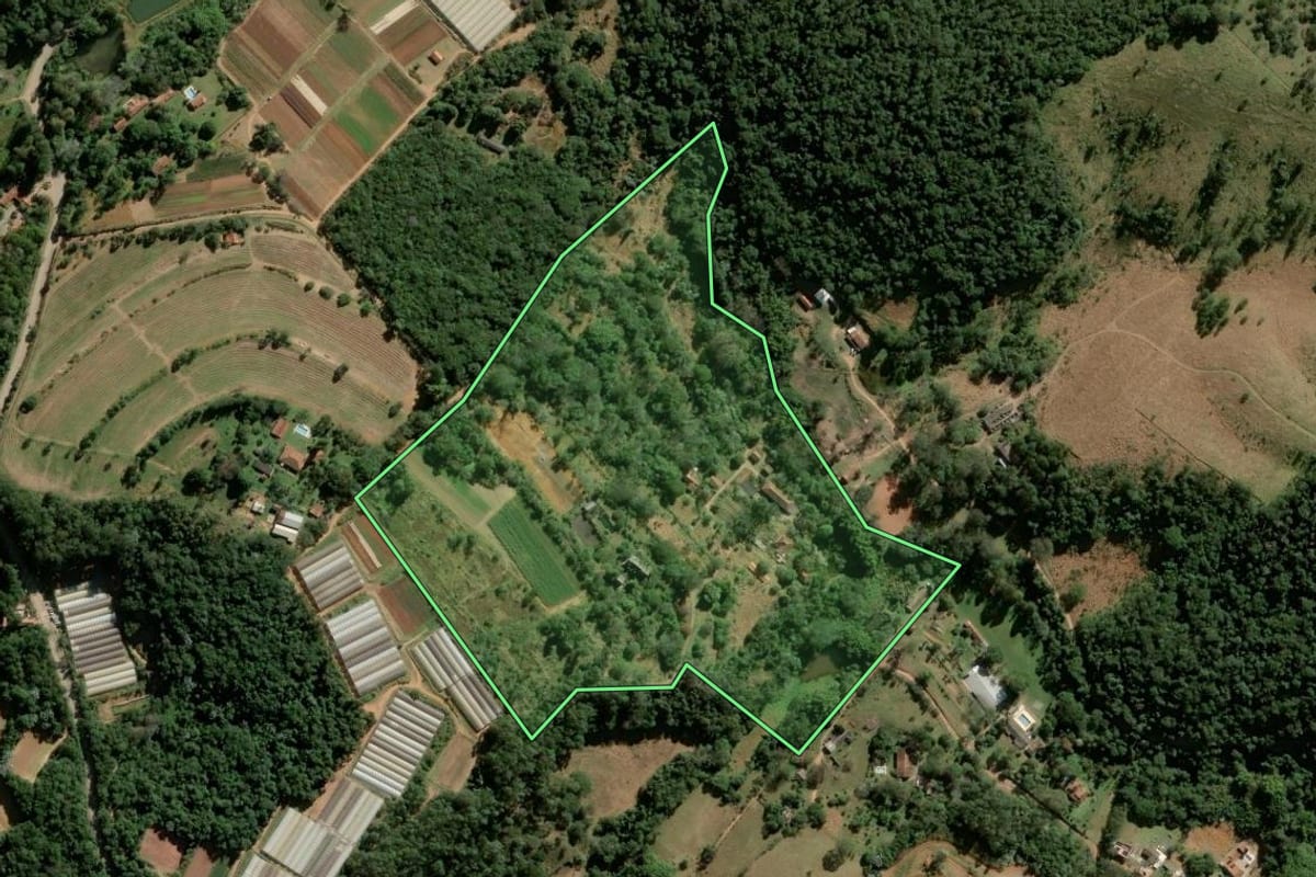 Imagem de satélite do imóvel rural em Campo Limpo Paulista (SP), com o contorno declarado no CAR desenhado por cima.