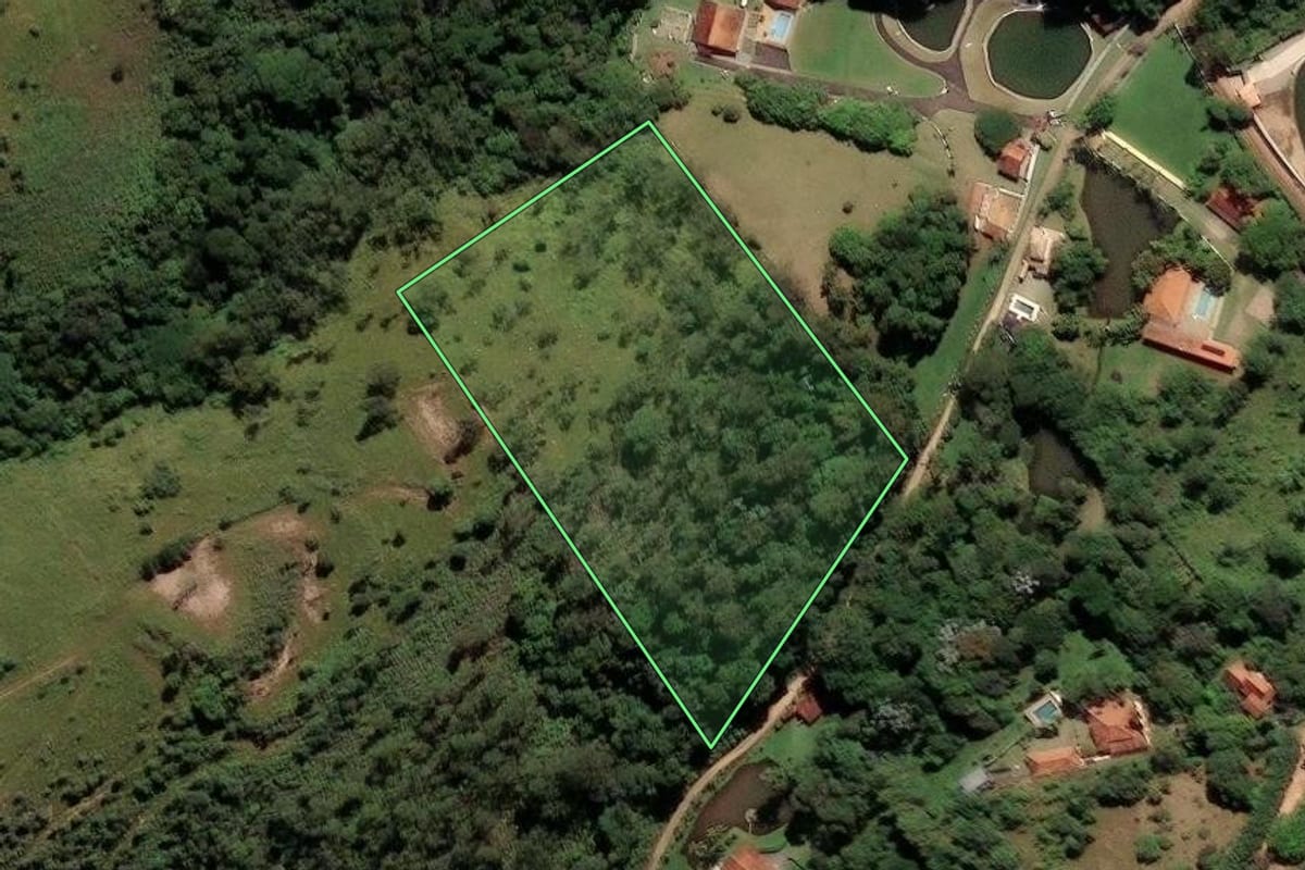 Imagem de satélite do imóvel rural em Campo Limpo Paulista (SP), com o contorno declarado no CAR desenhado por cima.