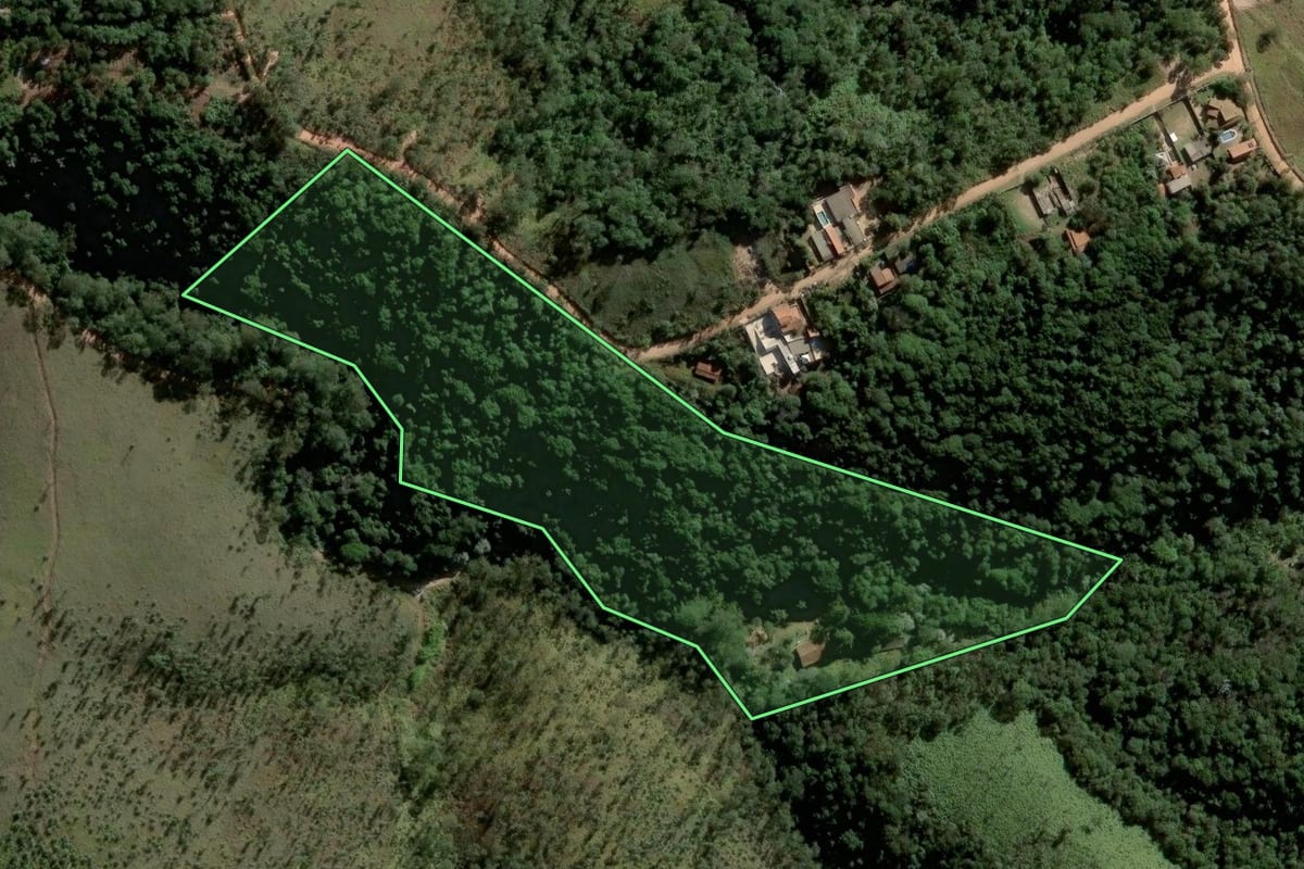 Imagem de satélite do imóvel rural em Campo Limpo Paulista (SP), com o contorno declarado no CAR desenhado por cima.
