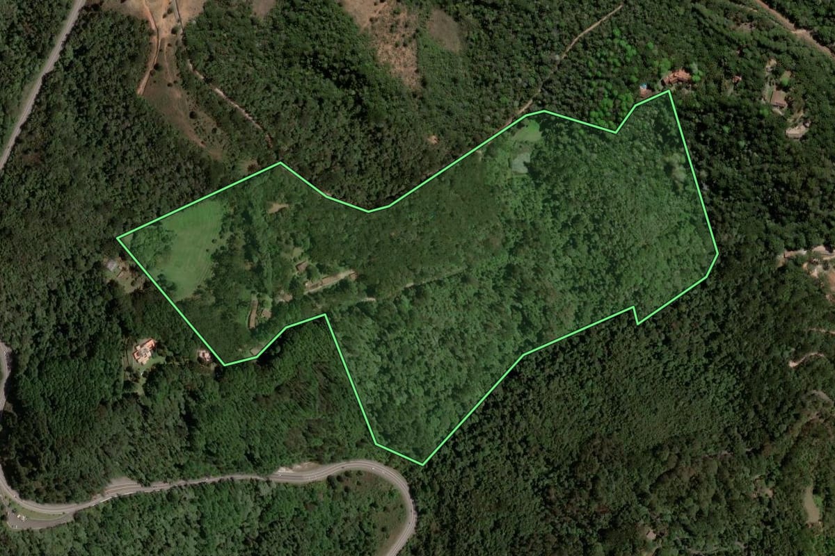 Imagem de satélite do imóvel rural em Campos do Jordão (SP), com o contorno declarado no CAR desenhado por cima.