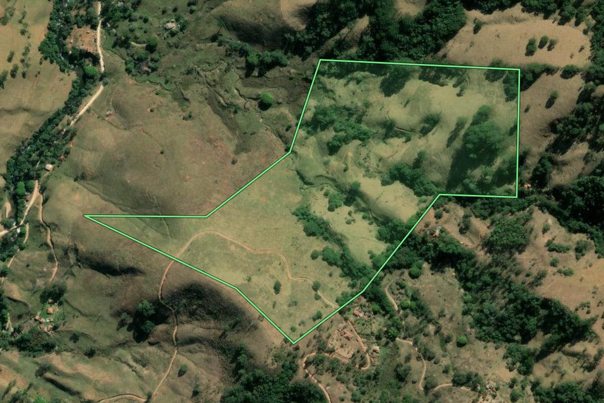 Imagem de satélite do imóvel rural em Campos do Jordão (SP), com o contorno declarado no CAR desenhado por cima.