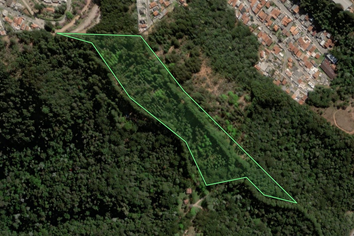 Imagem de satélite do imóvel rural em Campos do Jordão (SP), com o contorno declarado no CAR desenhado por cima.