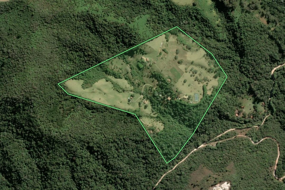 Imagem de satélite do imóvel rural em Campos do Jordão (SP), com o contorno declarado no CAR desenhado por cima.