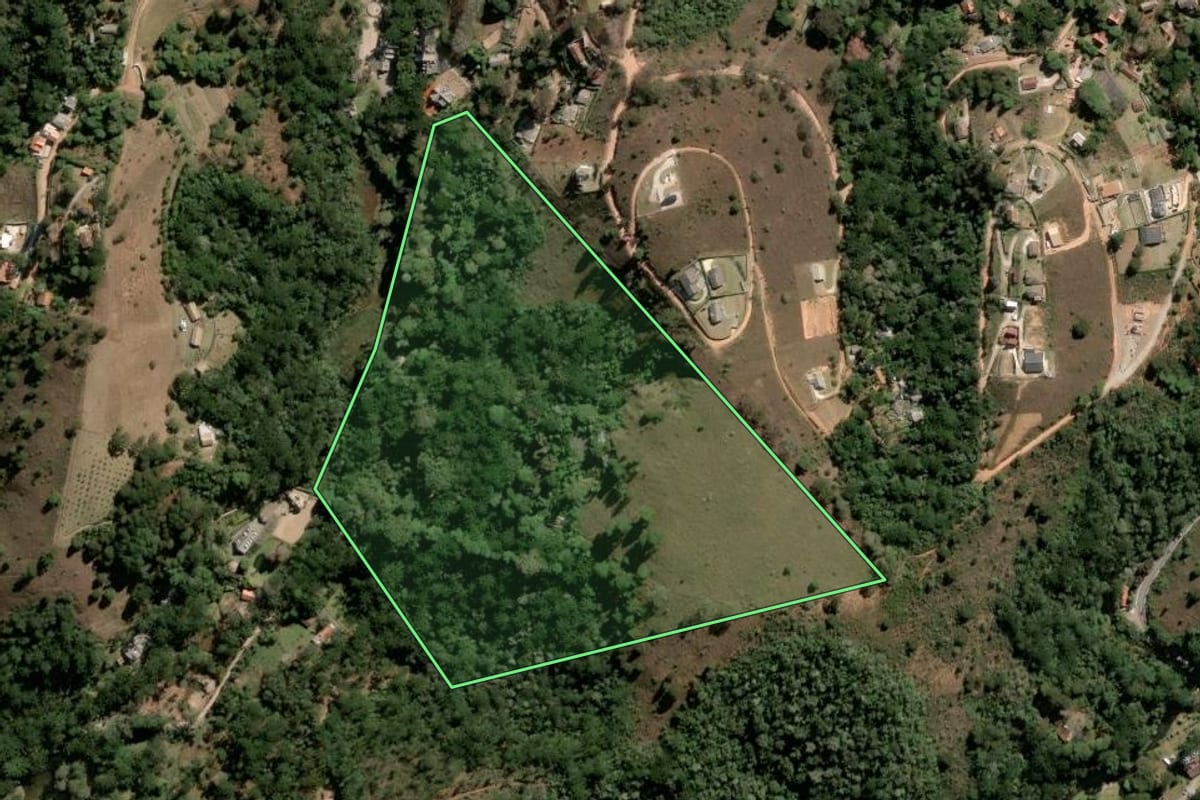 Imagem de satélite do imóvel rural em Campos do Jordão (SP), com o contorno declarado no CAR desenhado por cima.