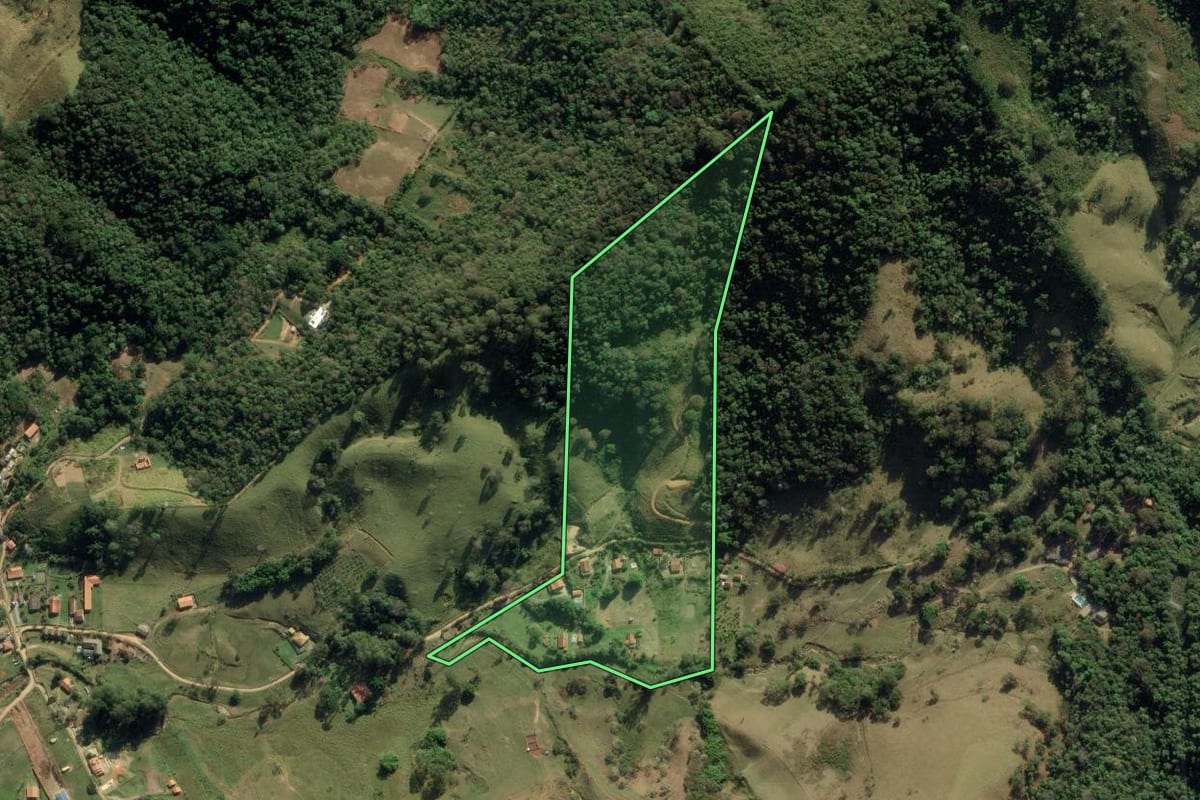 Imagem de satélite do imóvel rural em Campos do Jordão (SP), com o contorno declarado no CAR desenhado por cima.
