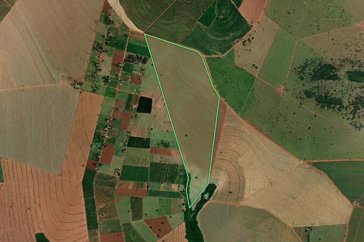 Imagem de satélite do imóvel rural em Campos Novos Paulista (SP), com o contorno declarado no CAR desenhado por cima.
