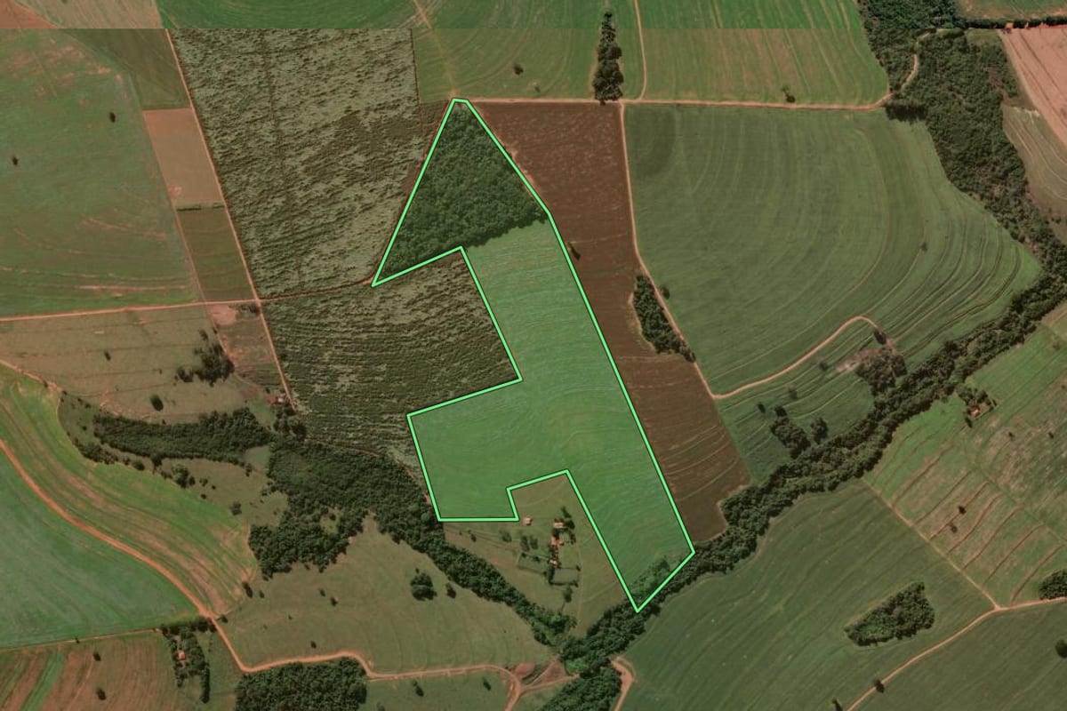 Imagem de satélite do imóvel rural em Campos Novos Paulista (SP), com o contorno declarado no CAR desenhado por cima.