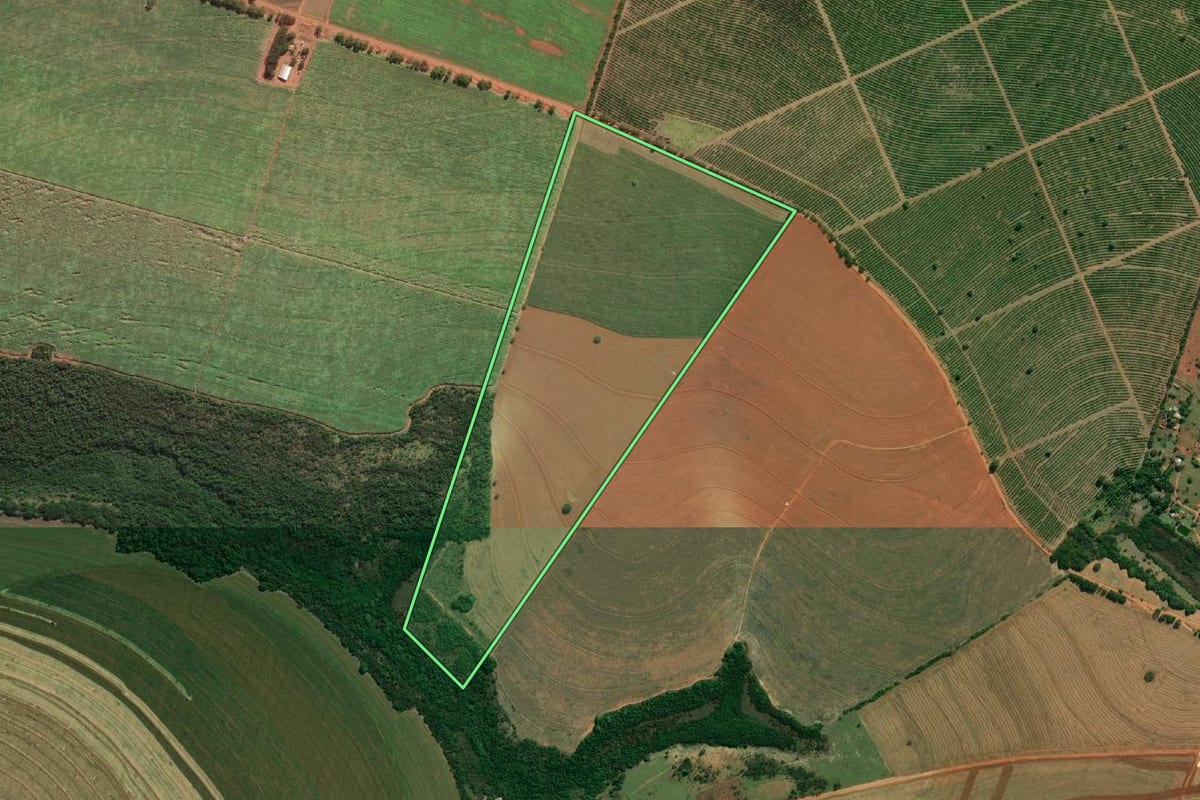 Imagem de satélite do imóvel rural em Campos Novos Paulista (SP), com o contorno declarado no CAR desenhado por cima.