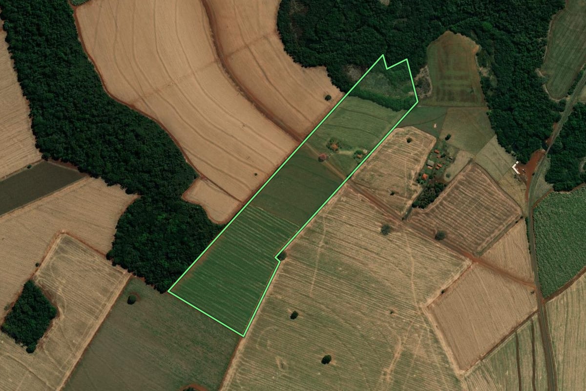 Imagem de satélite do imóvel rural em Campos Novos Paulista (SP), com o contorno declarado no CAR desenhado por cima.