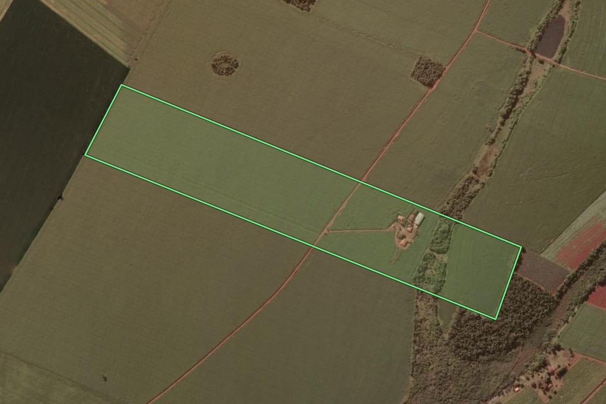 Imagem de satélite do imóvel rural em Campos Novos Paulista (SP), com o contorno declarado no CAR desenhado por cima.