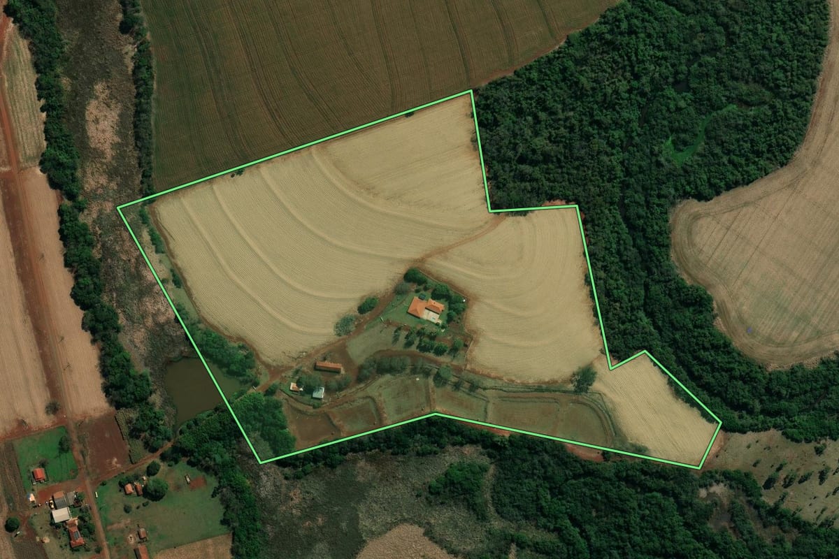 Imagem de satélite do imóvel rural em Campos Novos Paulista (SP), com o contorno declarado no CAR desenhado por cima.