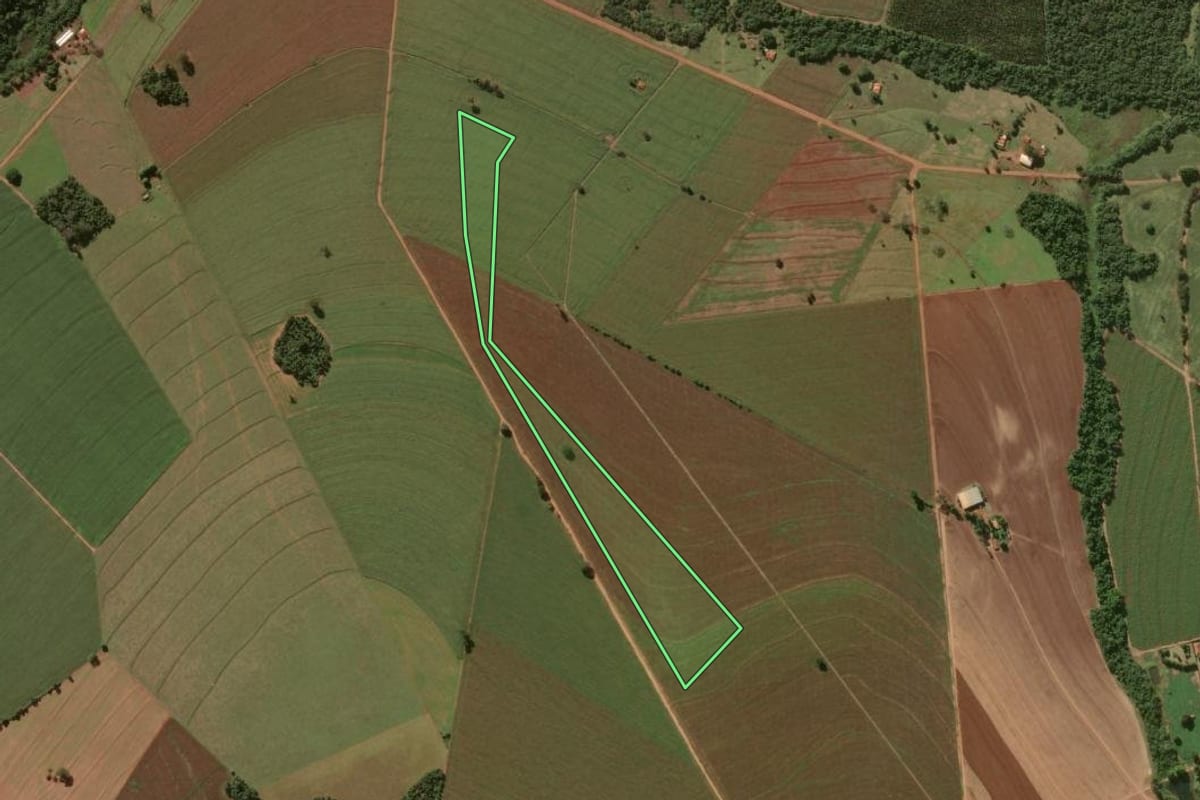 Imagem de satélite do imóvel rural em Campos Novos Paulista (SP), com o contorno declarado no CAR desenhado por cima.