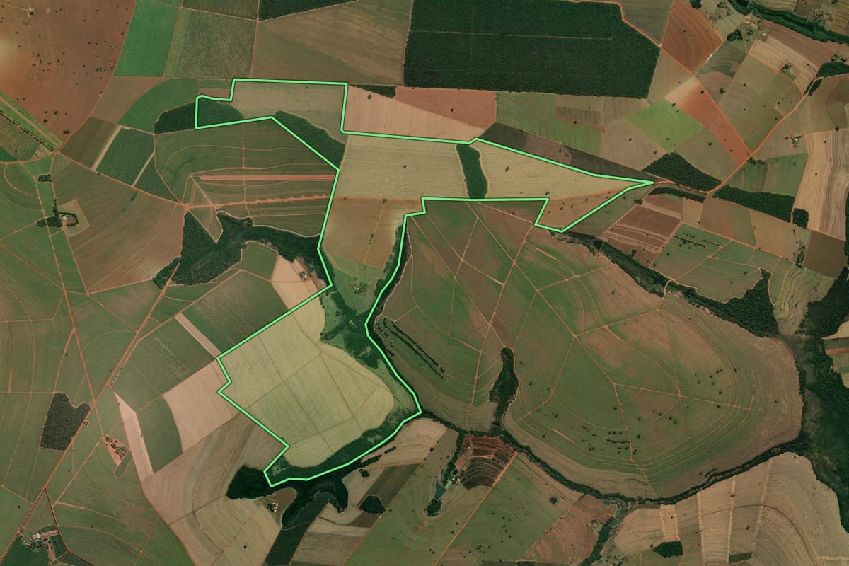 Imagem de satélite do imóvel rural em Campos Novos Paulista (SP), com o contorno declarado no CAR desenhado por cima.