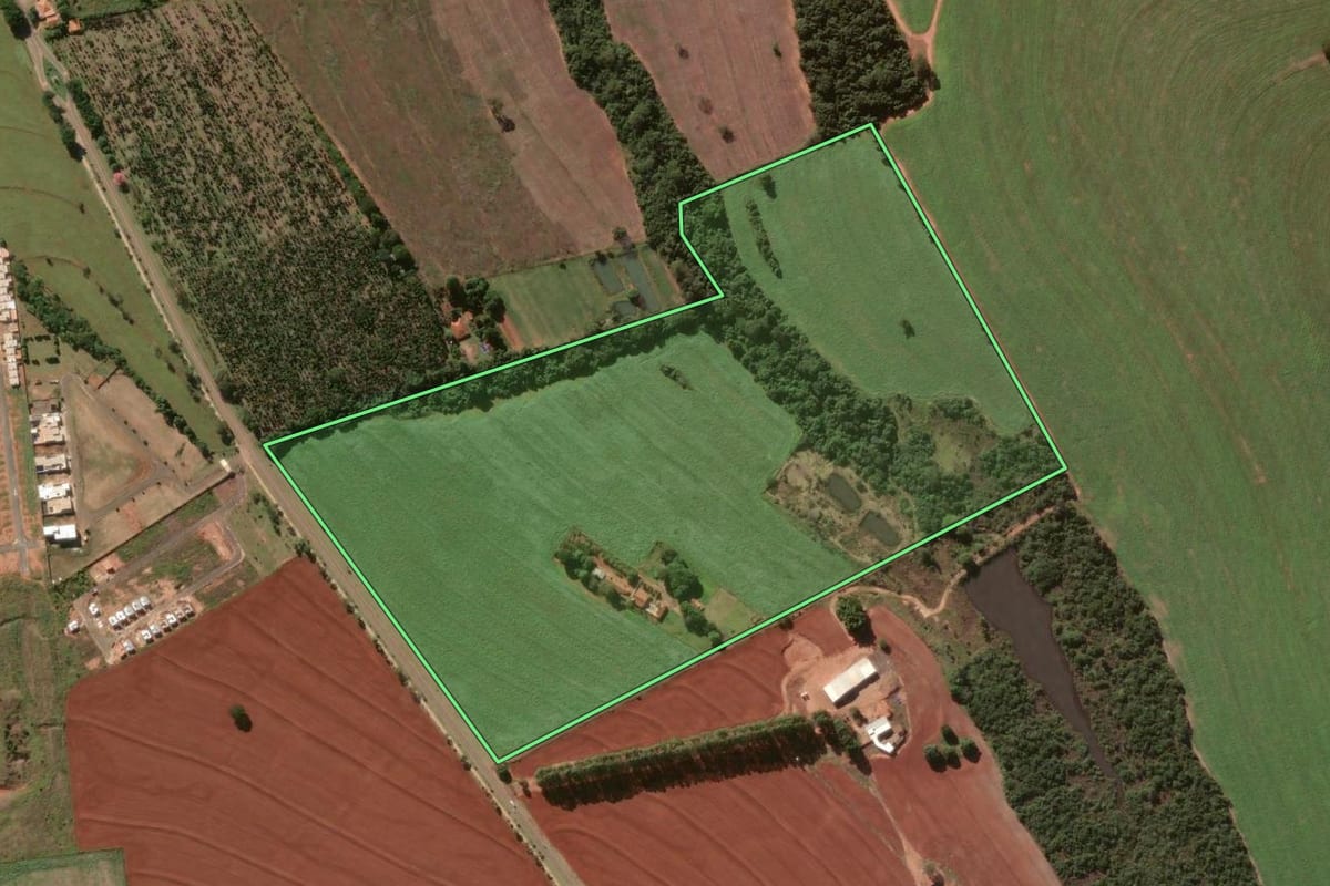 Imagem de satélite do imóvel rural em Campos Novos Paulista (SP), com o contorno declarado no CAR desenhado por cima.