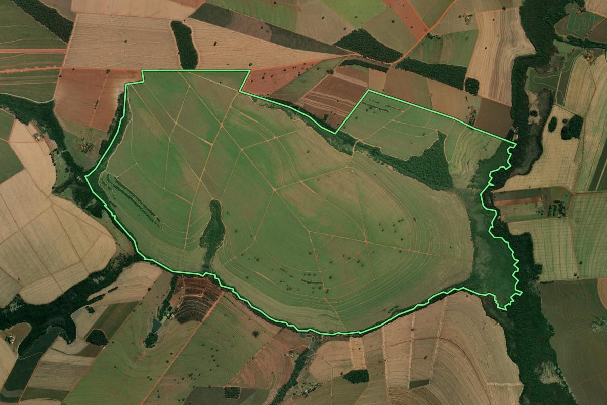 Imagem de satélite do imóvel rural em Campos Novos Paulista (SP), com o contorno declarado no CAR desenhado por cima.