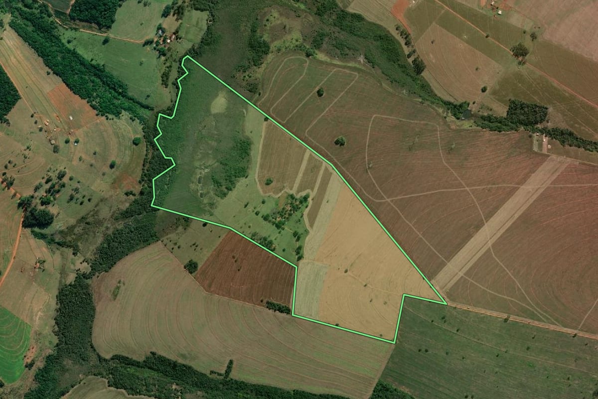 Imagem de satélite do imóvel rural em Campos Novos Paulista (SP), com o contorno declarado no CAR desenhado por cima.