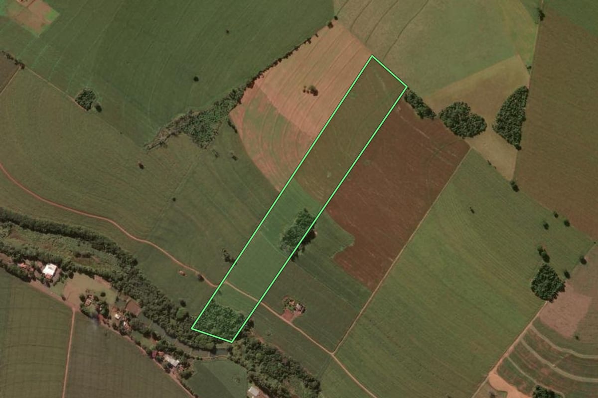 Imagem de satélite do imóvel rural em Campos Novos Paulista (SP), com o contorno declarado no CAR desenhado por cima.
