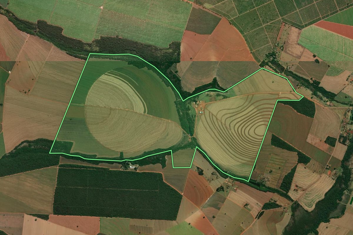 Imagem de satélite do imóvel rural em Campos Novos Paulista (SP), com o contorno declarado no CAR desenhado por cima.