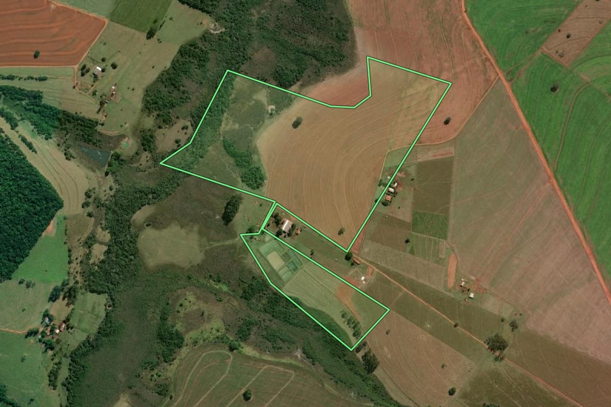Imagem de satélite do imóvel rural em Campos Novos Paulista (SP), com o contorno declarado no CAR desenhado por cima.