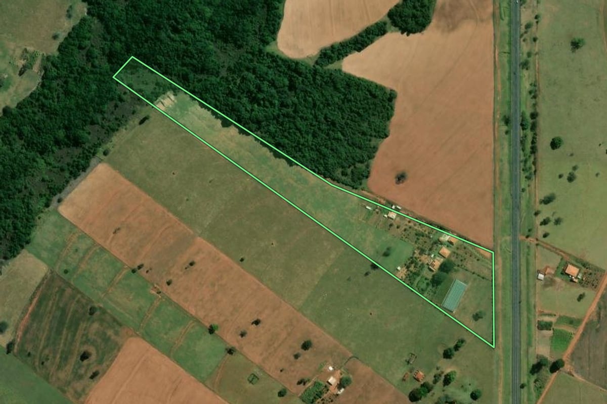 Imagem de satélite do imóvel rural em Campos Novos Paulista (SP), com o contorno declarado no CAR desenhado por cima.