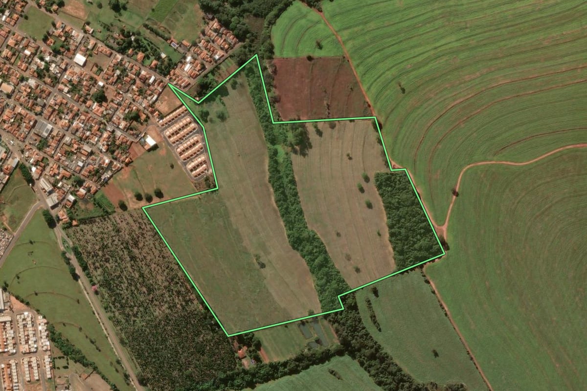 Imagem de satélite do imóvel rural em Campos Novos Paulista (SP), com o contorno declarado no CAR desenhado por cima.