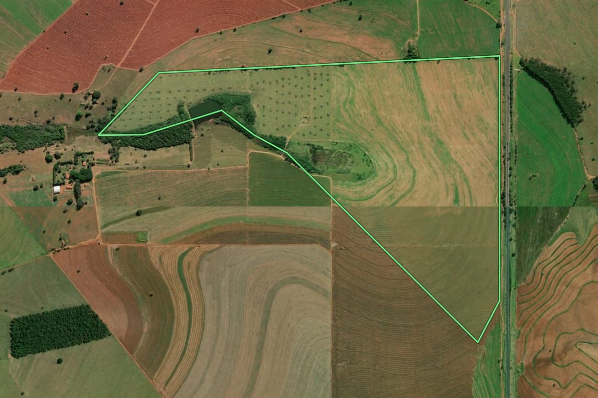 Imagem de satélite do imóvel rural em Campos Novos Paulista (SP), com o contorno declarado no CAR desenhado por cima.