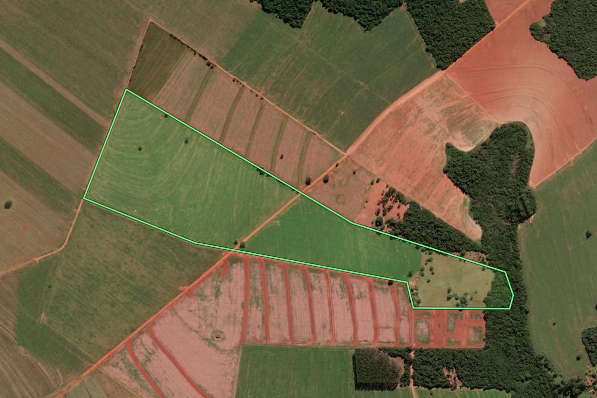 Imagem de satélite do imóvel rural em Campos Novos Paulista (SP), com o contorno declarado no CAR desenhado por cima.