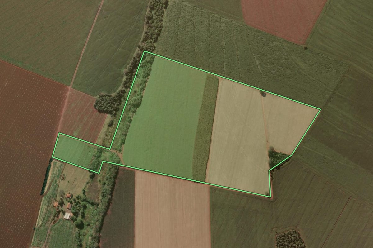 Imagem de satélite do imóvel rural em Campos Novos Paulista (SP), com o contorno declarado no CAR desenhado por cima.