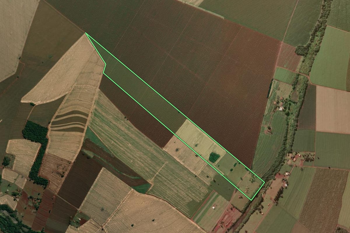 Imagem de satélite do imóvel rural em Campos Novos Paulista (SP), com o contorno declarado no CAR desenhado por cima.